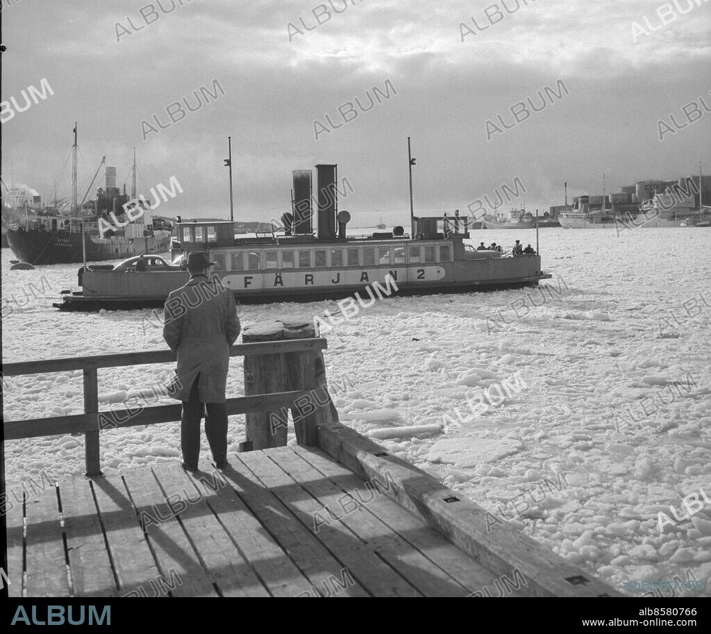 Göteborg mars 1956 - Klippans färjeläge - Färjenäsfärjan *** Local Caption *** GP mar1956_1140. KAMERAREPORTAGE.