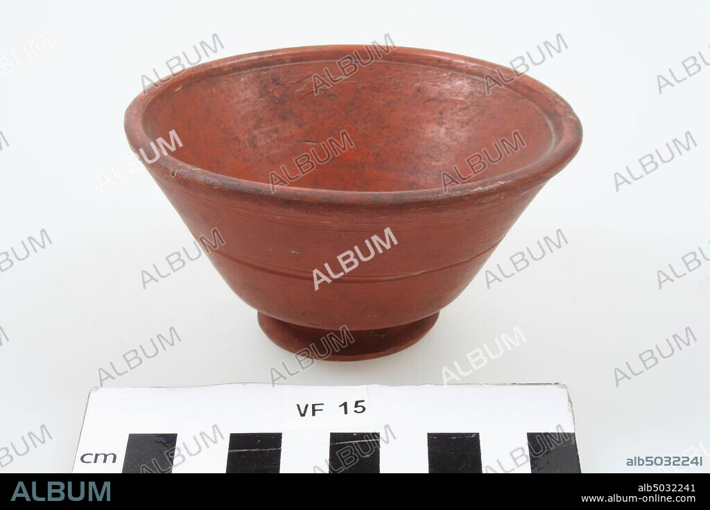 Terra sigillata bowl in the shape of a truncated cone. Chips from the bottom, bowl, pottery, terra sigillata, h: 5.5 cm, diam: 9.8 cm, roman, Netherlands, Utrecht, Bunnik, Fighting.