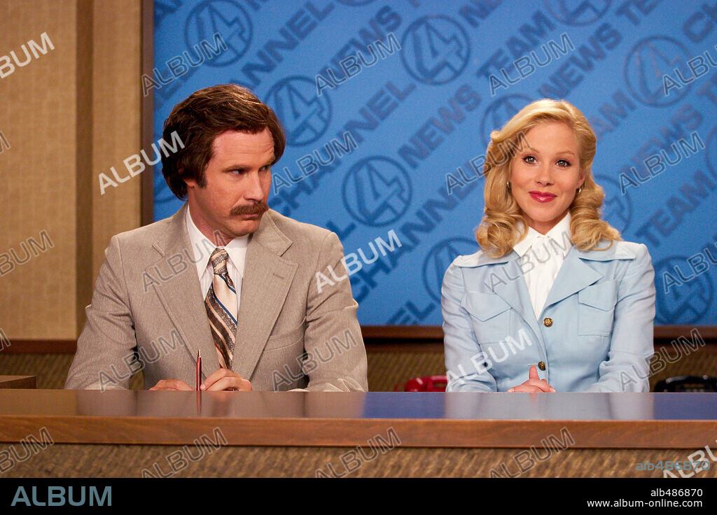 CHRISTINA APPLEGATE y WILL FERRELL en REPORTERO, EL: LA LEYENDA DE RON BURGUNDY, 2004 (ANCHORMAN: THE LEGEND OF RON BURGUNDY), dirigida por ADAM MCKAY. Copyright DREAMWORKS SKG / MICHAELS, DARREN.