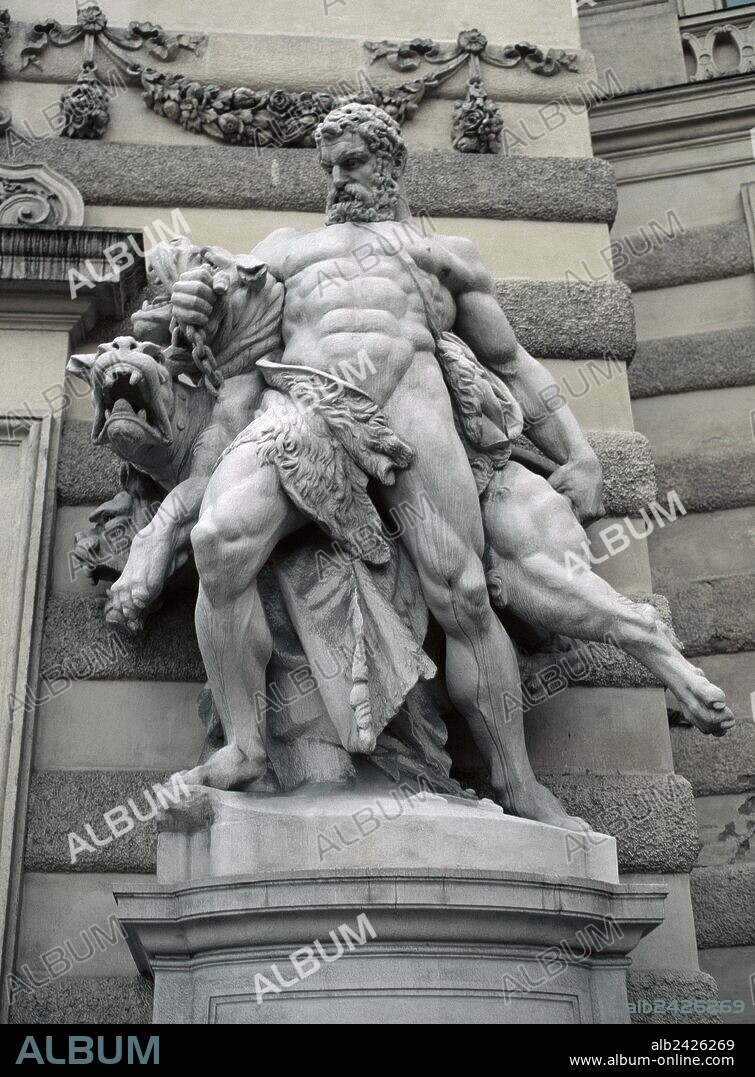 "LOS 12 TRABAJOS DE HERACLES" (el HERCULES romano). TERCER TRABAJO: "HERCULES CAPTURA AL JABALI DE ERIMANTO QUE VIVIA EN LA MONTAÑA DE ARCADIA". Escultura realizada por A. WAGNER que se encuentra en la fachada principal del MICHAELERTOR (1889-1893), la grandiosa entrada al Hofburg. VIENA. Austria.