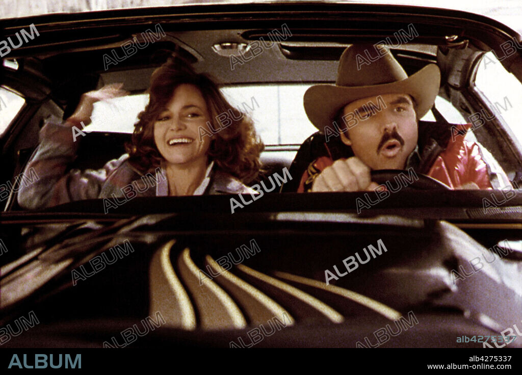 BURT REYNOLDS and SALLY FIELD in SMOKEY AND THE BANDIT II, 1980, directed by HAL NEEDHAM. Copyright UNIVERSAL PICTURES.