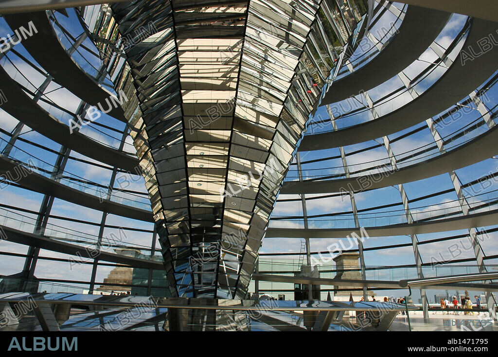 ARTE S. XX. ALEMANIA. REICHSTAG. Sede del Parlamento alemán. Interior de la CUPULA diseñada por el arquitecto inglés Norman Foster. Berlín.