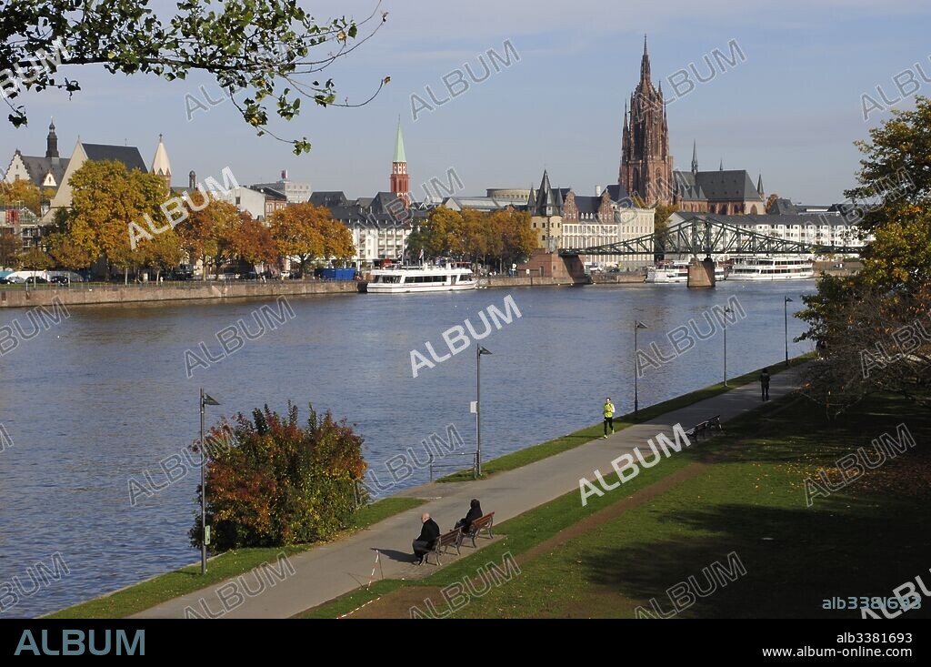 Alemania. Franfkurt. Vista de la Colegiata de San Bartolomé, de estilo gótica a orillas del río Meno. Estado Federal de Hesse.