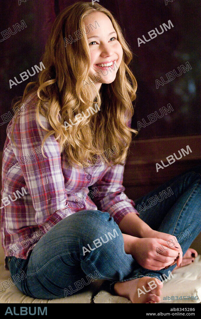 JENNIFER LAWRENCE in THE BEAVER, 2011, directed by JODIE FOSTER. Copyright Icon Entertainment International.