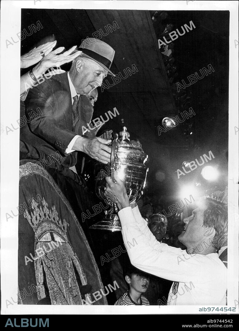 Julio 1967. Su excelencia el jefe del Estado, Entregando la copa del generalísimo A Roberto, el capitán del Valencia, tras haber ganado la final contra el atlético de Bilbao, por 2-1, en el estadio Santiago Bernabeu de Madrid.