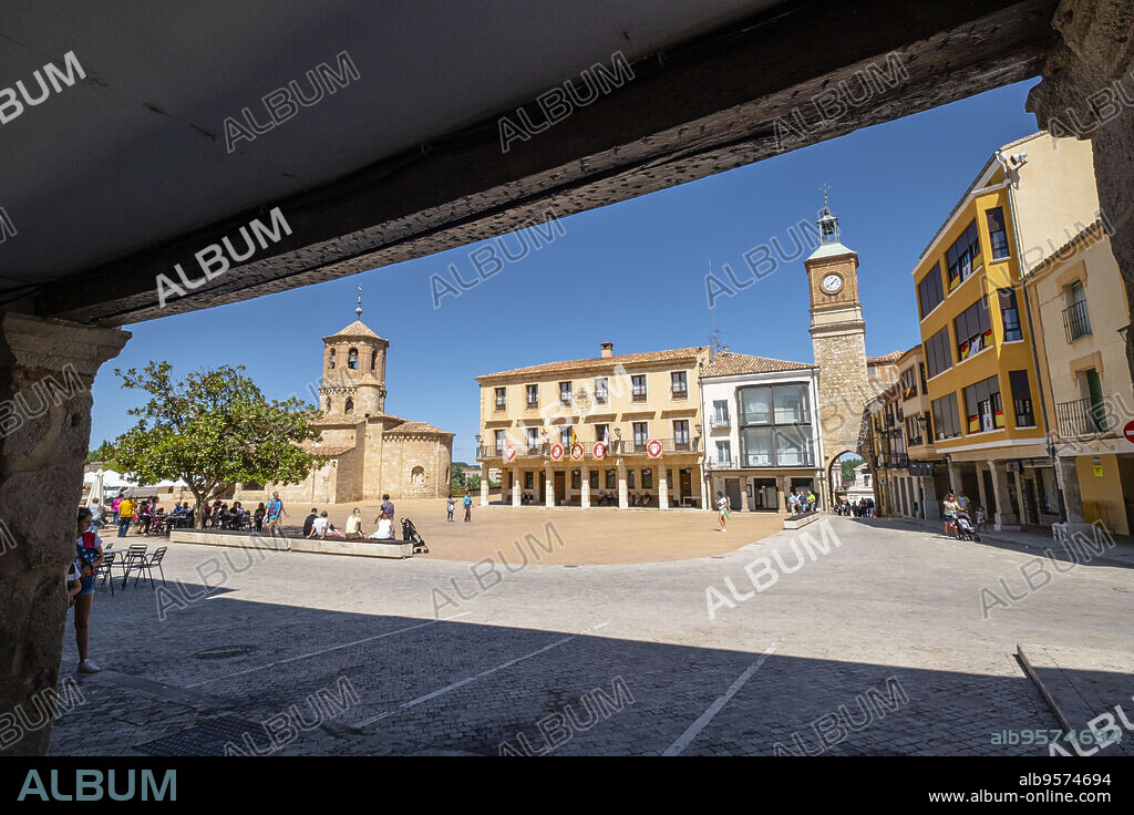 Iglesia de San Miguel , ayuntamiento y puerta de la Villa, Almazán, Soria, comunidad autónoma de Castilla y León, Spain, Europe.