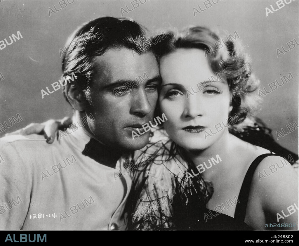 GARY COOPER and MARLENE DIETRICH in MOROCCO, 1930, directed by JOSEF VON STERNBERG. Copyright PARAMOUNT PICTURES.