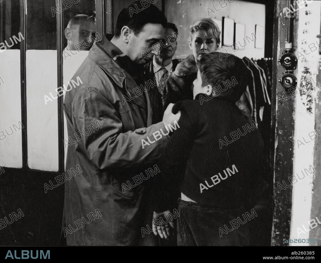 ALBERT REMY et JEAN-PIERRE LEAUD dans LES QUATRE CENTS COUPS, 1959, réalisé par FRANCOIS TRUFFAUT. Copyright SEDIF, LES FILMS DU CAROSSE/JANUS.