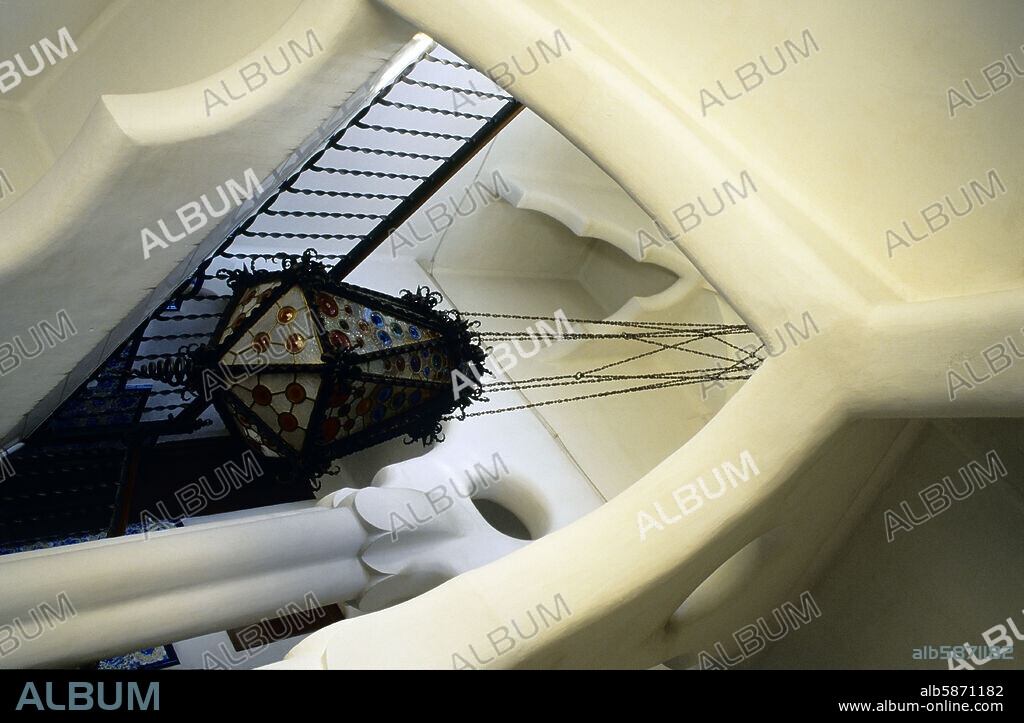 Casa Bellesguard (Gaudí); interior modernista con escalera y lámpara.