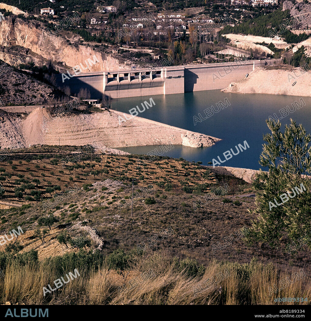 PRESA DEL PANTANO DE ENTREPEÑAS - FOTO AÑOS 60.