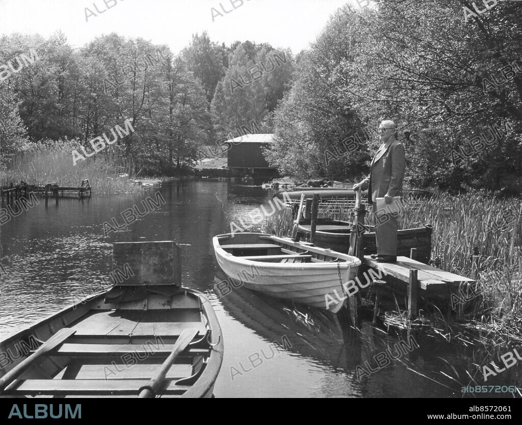Mölndal 1954-06-12. Målarmästare Knut Berg vid Stensjön berättar att den här vägen flottades timmer från Hindås ner till sågverken vid Mölndalsån *** Local Caption *** GT Sven Berg. KAMERAREPORTAGE.