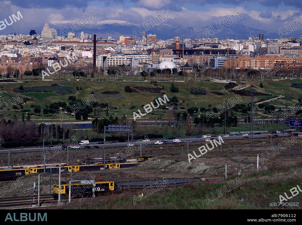 VISTA DE ENTREVIAS-TORRE DE MADRID AL FONDO Y LA SIERRA NEVADA DESDE EL CERRO DE LA PLATA - FOTO AÑOS 90.