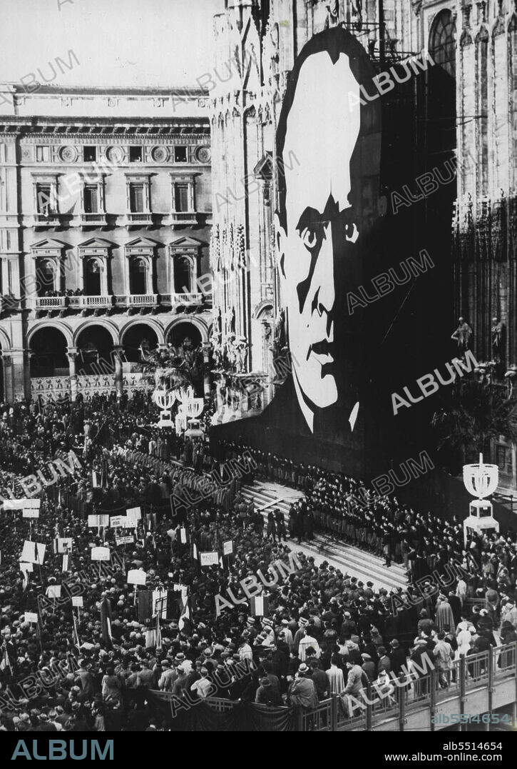 Ten-Ton Portrait Of Mussolini -- The huge portrait of the Duce on show at Milan before an enormous crowd.A picture of Signor Mussolini, 120 feet by 75 feet, and weighting ten tons, is now on show in Milan during celebrations marking the beginning of the twelfth year of Fascism. November 08, 1933. (Photo by Sport & General Press Agency, Limited).
