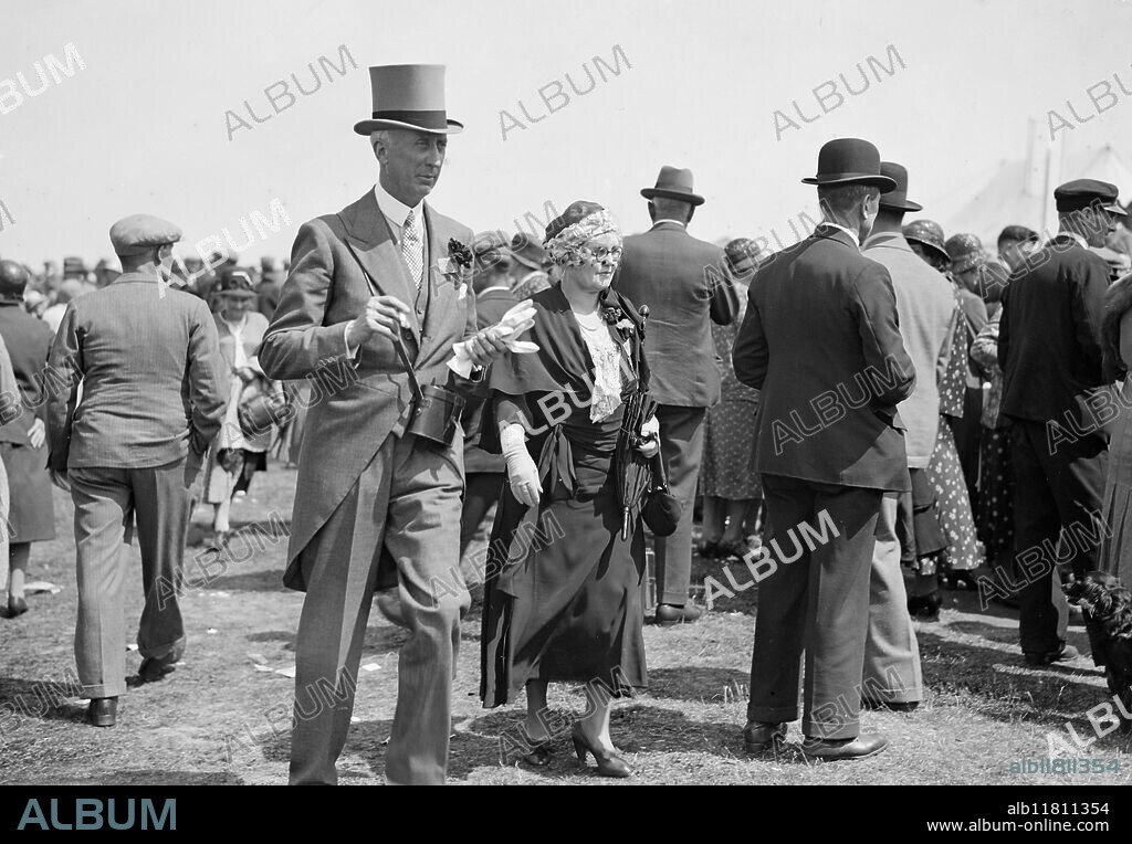 Ascot . Colonel and Mrs Ulric Thynne . 1932.