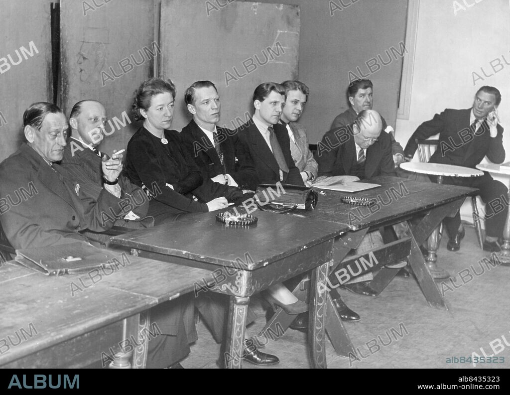 Orig. bildtext... DEN DANSKE TEATERKRITIKERN OCH FÖRFATTAREN SVEND BORBERG föredrog på lördagen sitt skådespel Cirkus Juris för Dramatens artister. Bilden visar ett avsnitt av åhörarraden; Alw, Winge, Hjördis Pettersson, Henning, Falck, Engfeldt, Carlsten, Bengtsson och Lars Hanson. Anm. Åskådare Uttråkade Ansiktsuttryck CD426 persons: HJÖRDIS PETTERSON;RUNE CARLSTEN;ÅKE ENGFELDT;RAGNAR FALCK;UNO HENNING;TORSTEN WINGE;GABRIEL ALW;LARS HANSON sites: STOCKHOLM;SVERIGE.