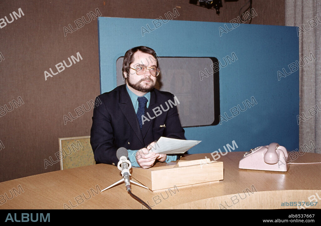 MALMÖ 1975.. Reporter Christer Åström i Sydnytts studio. Bakombild Malmö. persons: CHRISTER ÅSTRÖM sites: MALMÖ ;SKÅNE ;SVERIGE ;SYDNYTT.
