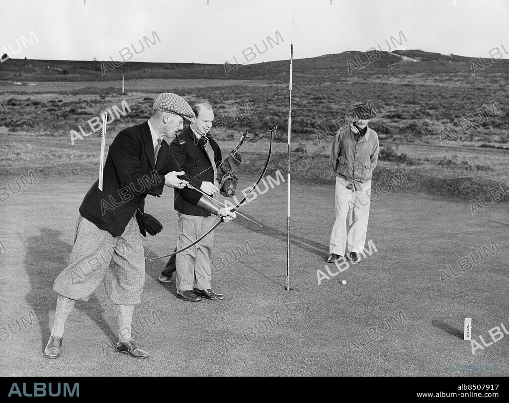 STORBRITANNIEN 1938-10-18.. Major J. G. Hayter (tv) möter Colonel E. St. George Kirke i bow and arrow golf på Hankley Common Golf Club, Surrey. Här ses Hayter skjuta med båge och pil mot en låda medan George Kirke ser på.. Foto: Planet News / AB Text & Bilder / SVT / Kod: 5600. Engelsk originalbildtext.. Mapp: Sportkuriosa Diverse 1935-1939 3562C. Pilbågar Pipor Bågskytte.
