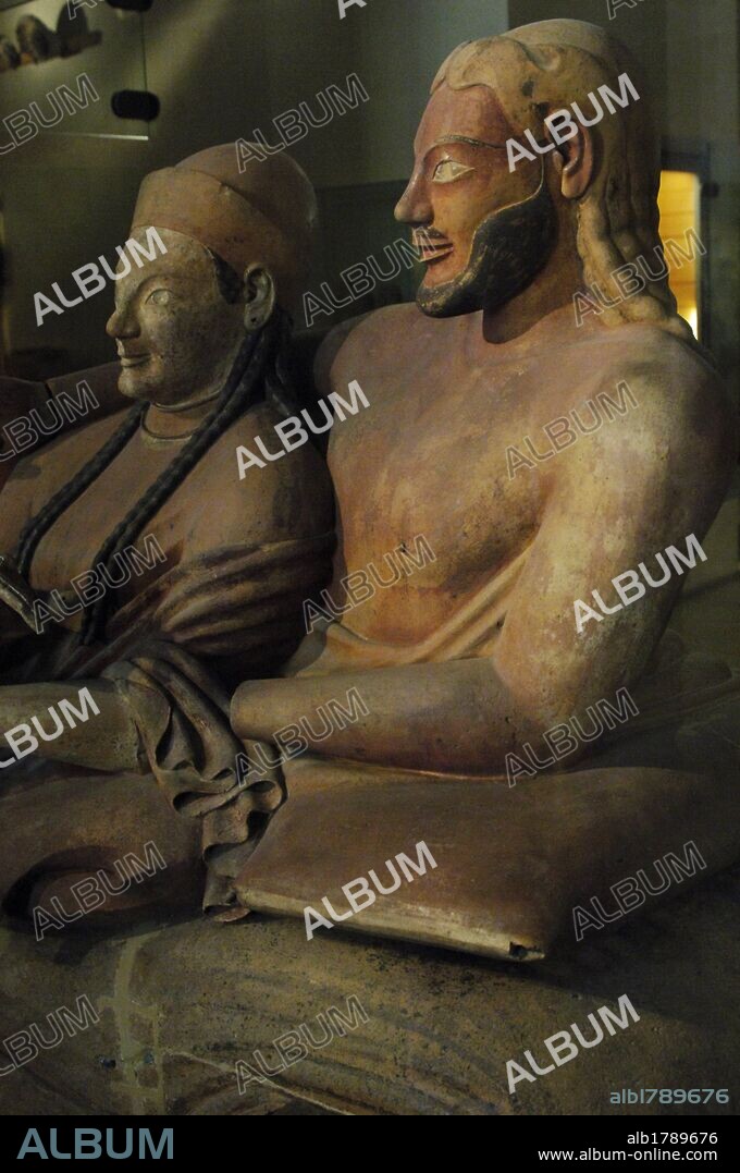 ARTE ETRUSCO. ITALIA. SARCOFAGO DE LOS ESPOSOS. Realizado en terracota con restos de policromía. Fechado hacia el 520-510 a. C. Pieza localizada en Cerveteri (Necrópolis de Banditaccia). Museo del Louvre. París. Francia.