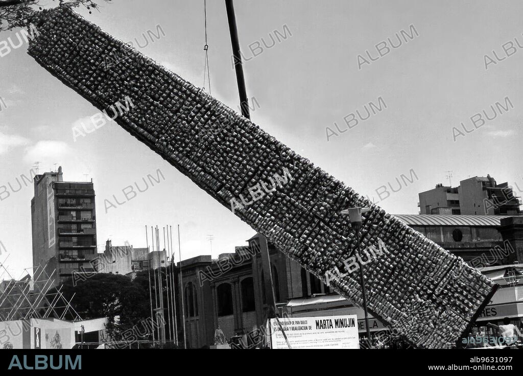 El Obelisco hecho de pan dulce que Marta Minujín montó en 1979.