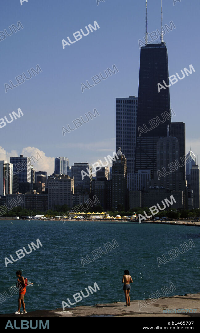 Chicas a orillas del LAGO MICHIGAN. Al fondo, el centro de la ciudad. CHICAGO. Estado de Illinois. Estados Unidos.