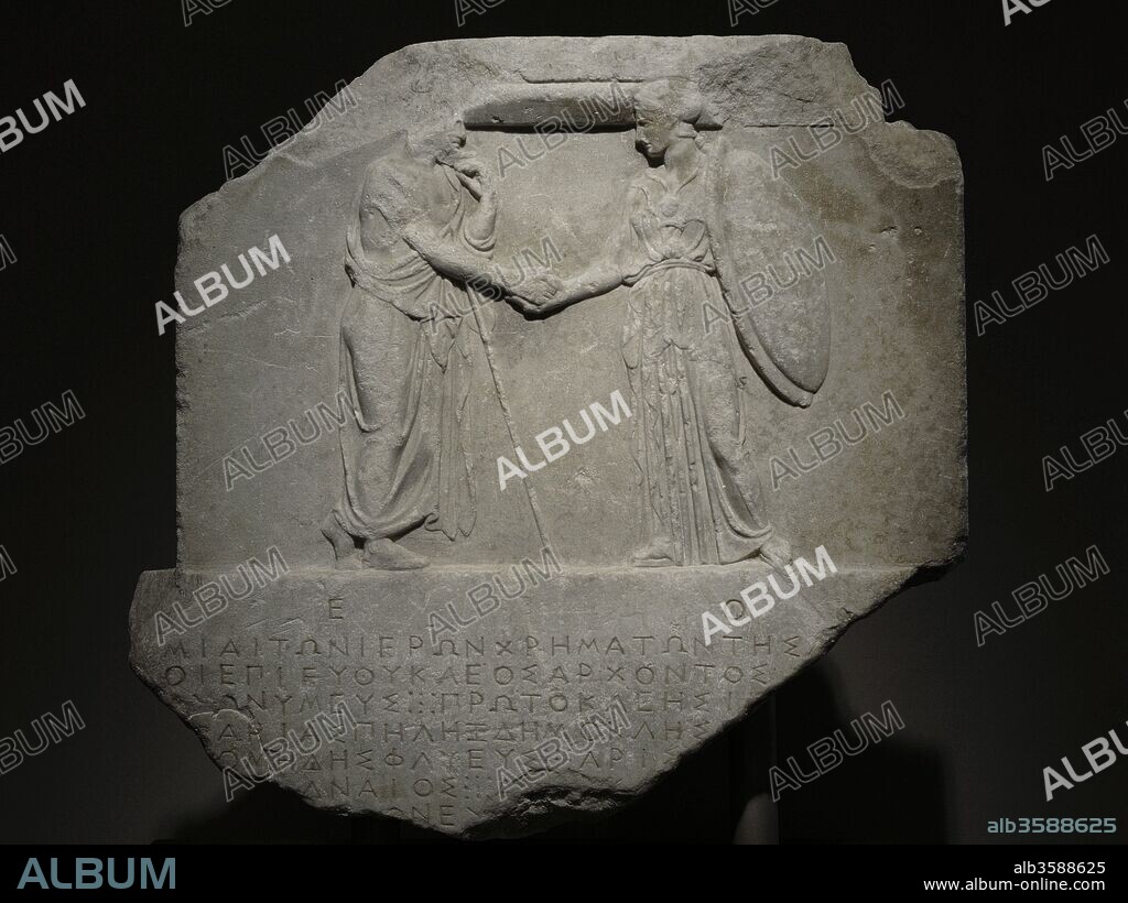 Estado de cuentas de los tesoreros de la diosa Atenea y otro Dios. 397/6 y 376/5 BC. En el relieve, Erecteo y la diosa Atenea se agarran las manos. Museo de la Acrópolis (Acropolis Museum). Atenas. Grecia.