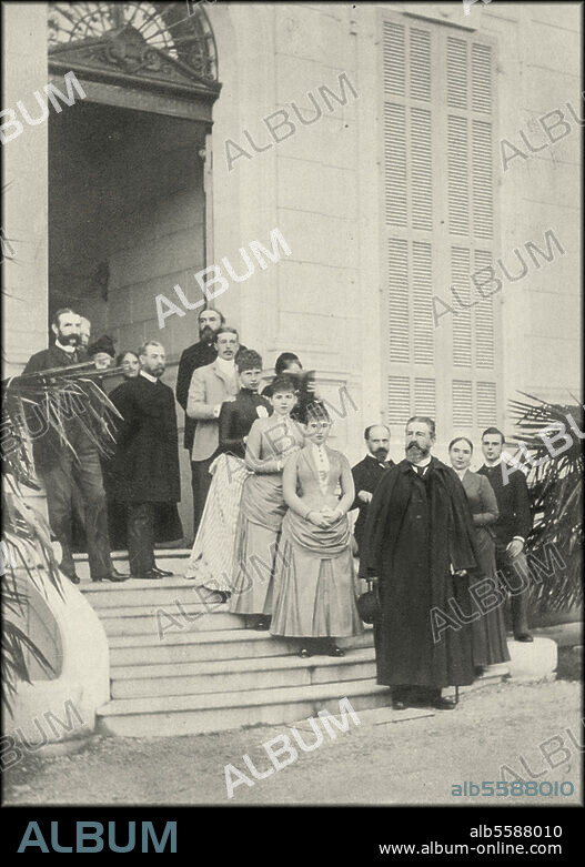 Friedrich III., deutscher Kaiser, 1831-1888. Anfang 1888 vor der Villa Zirio in San Remo (v. l. Major v. Raabe, Dr. Schrader, Graf Seckendorff, Prinz Heinrich, Prinzessinnen Viktoria, Sophie, Margarete, Graf Radolinksi, Kronprinz (nachmals Kaiser), Kronprinzessin, Dr. Hovell. Foto (Jean Scotto, San Remo). Berlin, Sammlung Archiv für Kunst und Geschichte.