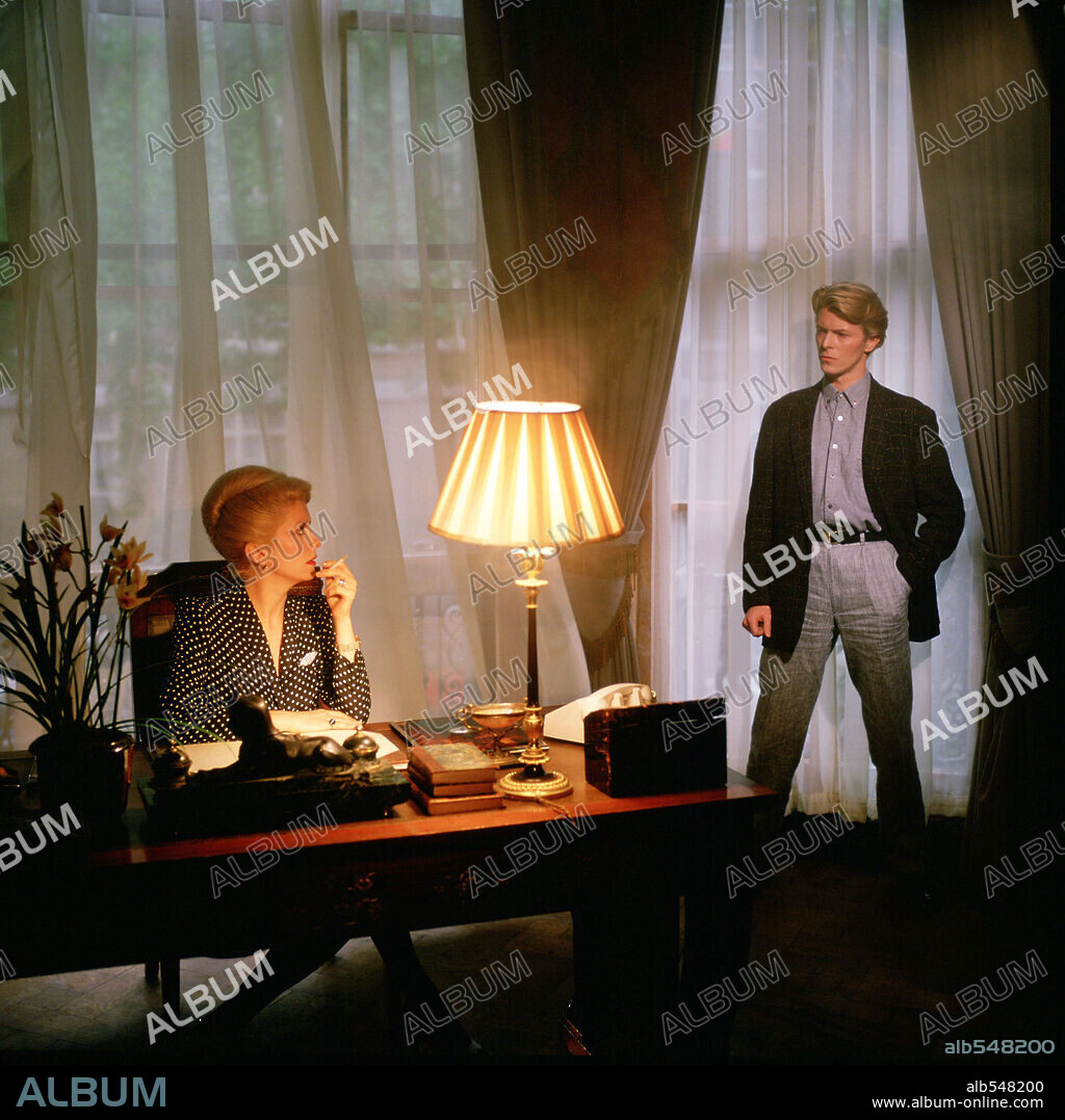 CATHERINE DENEUVE and DAVID BOWIE in THE HUNGER, 1983, directed by TONY SCOTT. Copyright Metro-Goldwyn-Mayer (MGM).