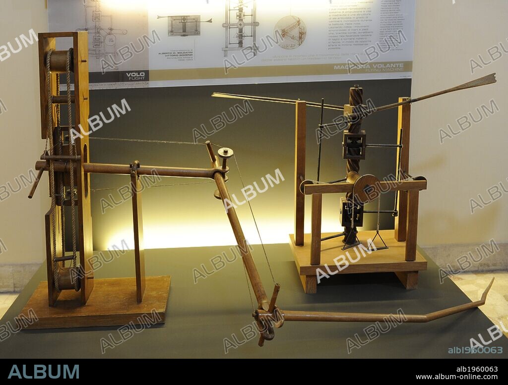 A la izquierda, estudio de Leonardo Da Vinci que intenta reproducir de forma mecánica las articulaciones de las alas de las aves durante las diferentes fases de vuelo. Maqueta interpretada por Mario Alberto y Vittorio Somenzi, años 1952-1953. Museo Nacional de la Ciencia y la Tecnología Leonardo Da Vinci. Milán. Italia.