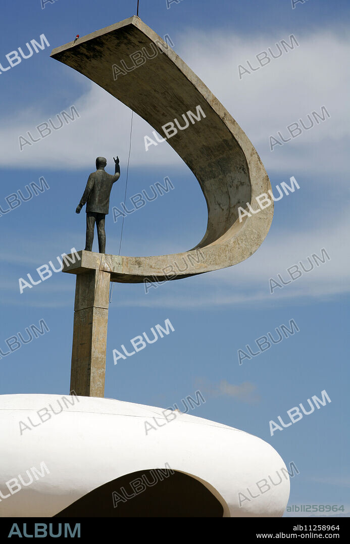 Memorial JK with the statue of Juscelino Kubitschek, designed by Oscar Niemeyer, Brasilia, Brazil, South America.