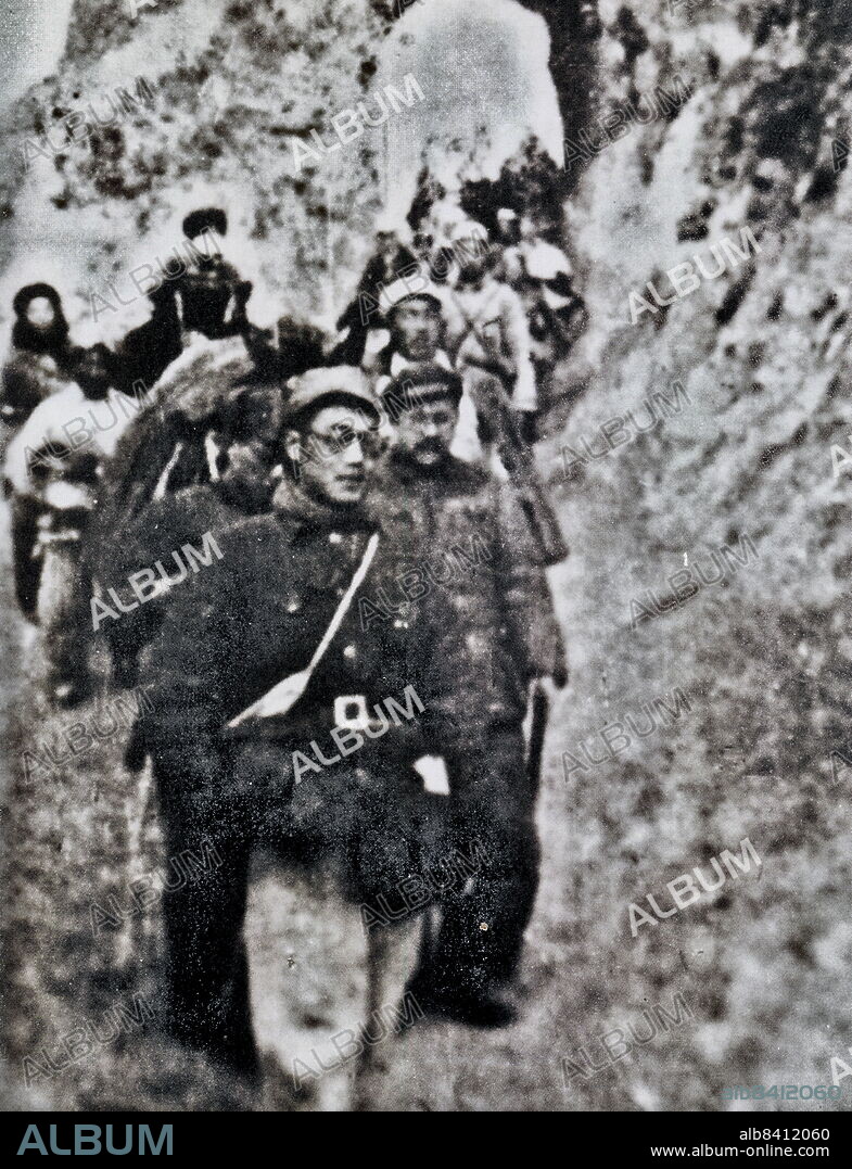 The Long March was a military retreat undertaken by the Red Army of the Communist Party of China (CPC), the forerunner of the People's Liberation Army, to evade the pursuit of the National Army of the Chinese Nationalist Party, the most famous began in the Jiangxi (Jiangxi) province in October 1934 and ended in the Shaanxi province in October 1935.