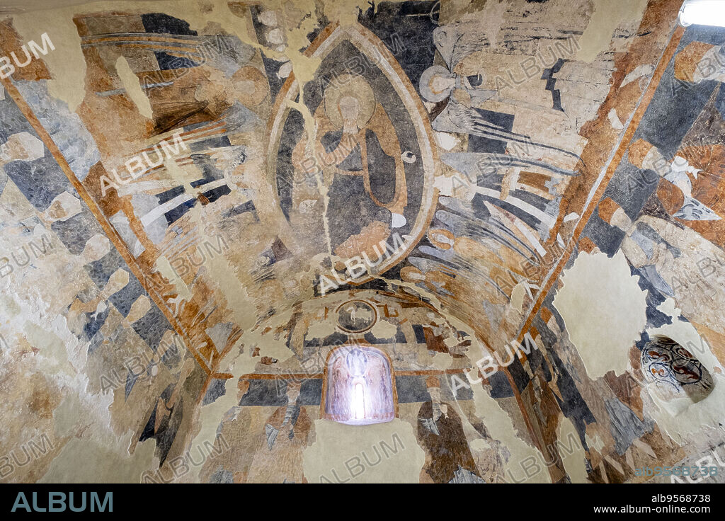 pantocrator, tribunal del juicio final y veinticuatro ancianos del Apocalipsis, fresco románico en el ábside, Ermita de San Miguel, siglo VII, construida durante el reinado visigodo de Wamba, Gormaz, Soria, Comunidad Autónoma de Castilla, Spain, Europe.