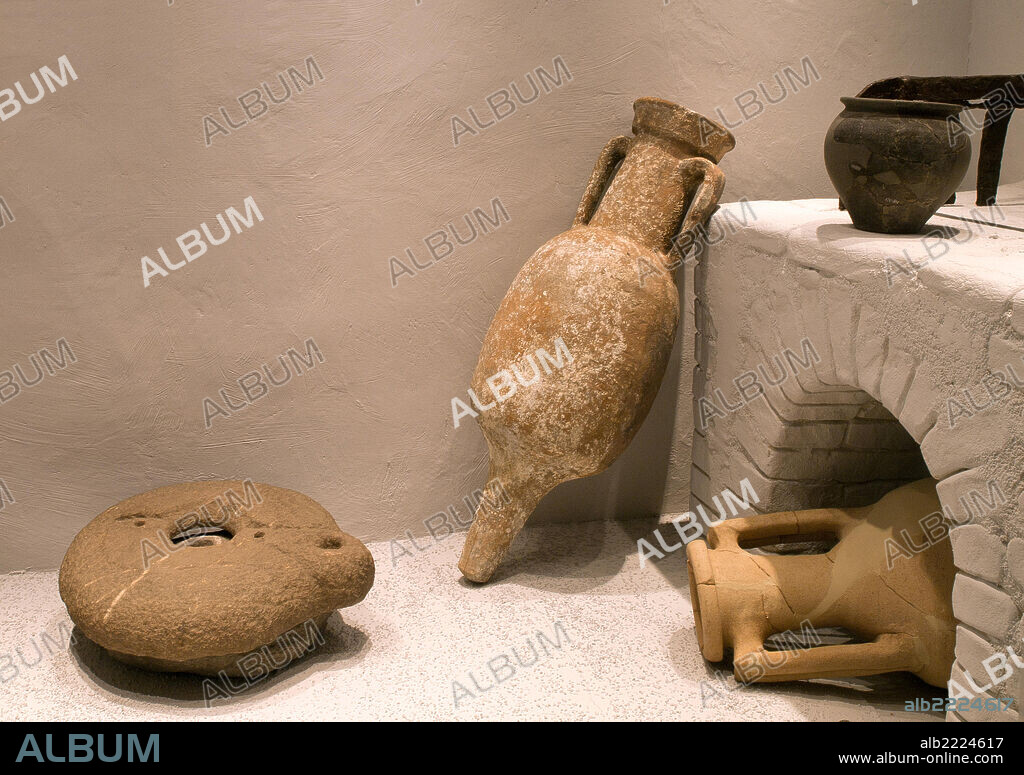 . .   . *** Local Caption *** MUSEO REGIONAL DE PREHISTORIA Y ARQUEOLOGIA DE CANTABRIA. UTENSILIOS DE COCINA ROMANOS DE JULIOBRIGA (RETORTILLO).