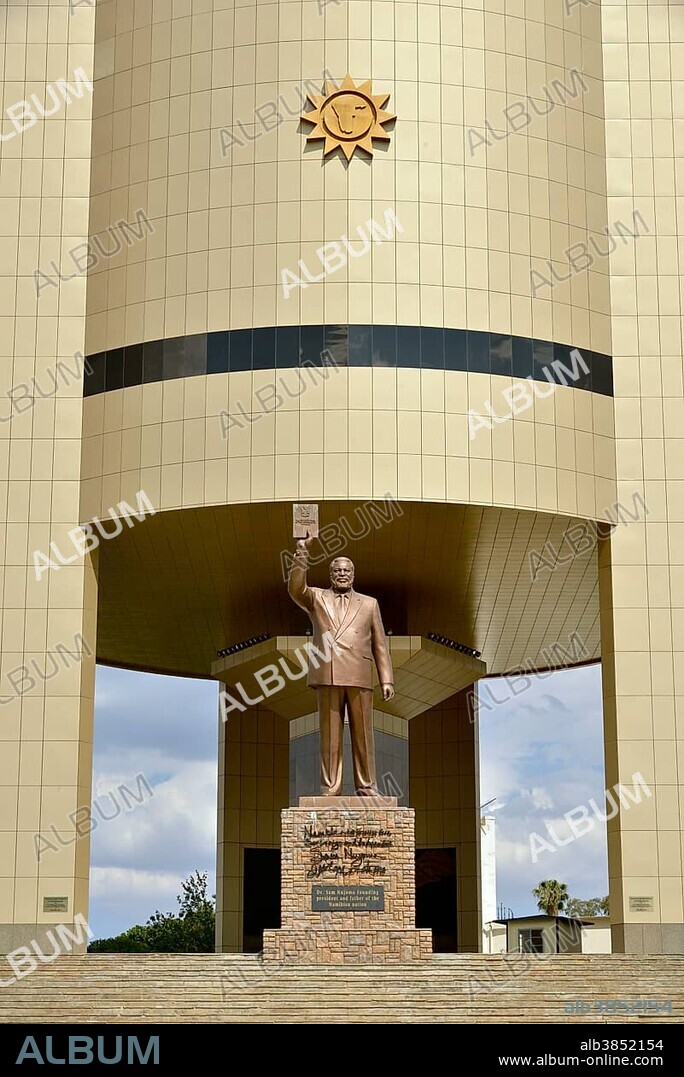 Independence Memorial Museum, in front statue of Sam Nujoma, first president of the Republic of Namibia, Windhoek, Namibia
