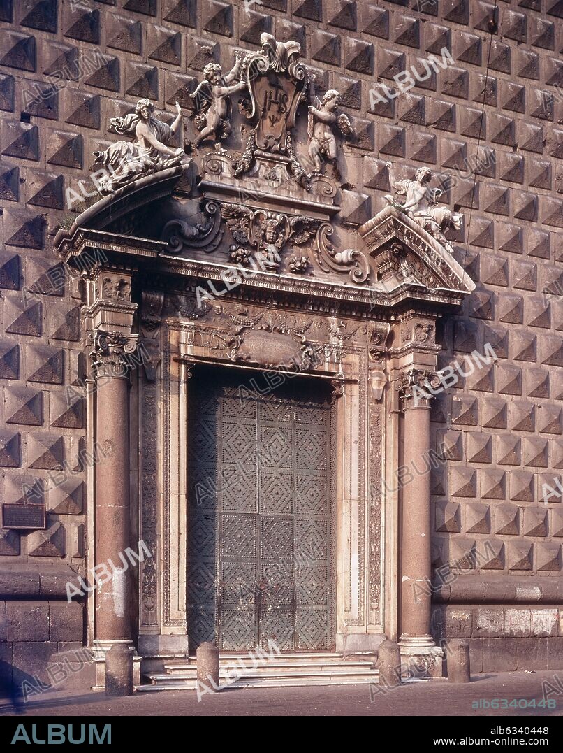 GIUSEPPE VALERIANO. PORTADA DE LA IGLESIA DEL GESU NUOVO CONSTRUIDA ENTRE 1584 Y 1601 - FACHADA ALMOHADILLADA DEL ANTIGUO PALACIO SANSEVERINO DEL SIGLO XV.