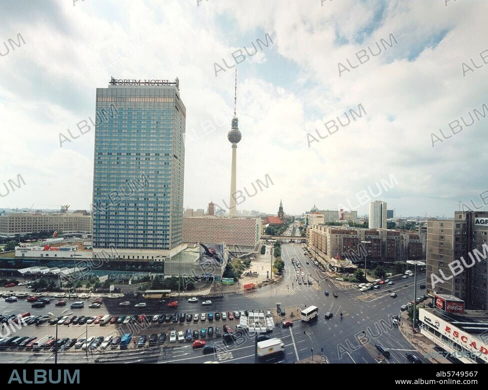 Berlin-Mitte, Forum Hotel, Alexanderplatz. (ehem. Interhotel Stadt Berlin, heute Park Inn Hotel; erbaut 1967-70; Arch.: H.E.Bogatzky, Joh. Breiske, Josef Kaiser, Roland Korn u. a.). - Ansicht von Nordwesten mit Galeria Kaufhof, Fernsehturm und Karl-Liebknecht-Straße. Foto, 2001.