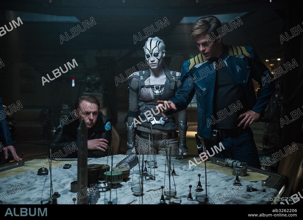 CHRIS PINE, SIMON PEGG and SOFIA BOUTELLA in STAR TREK BEYOND, 2016, directed by JUSTIN LIN. Copyright PARAMOUNT PICTURES/BAD ROBOT/PERFECT STORM ENTERTAINMENT/SKY.