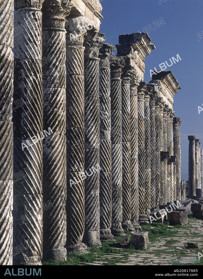 GRAN COLUMNATA - S II DC - COLUMNAS CON ACANALADURAS EN DIAGONAL.