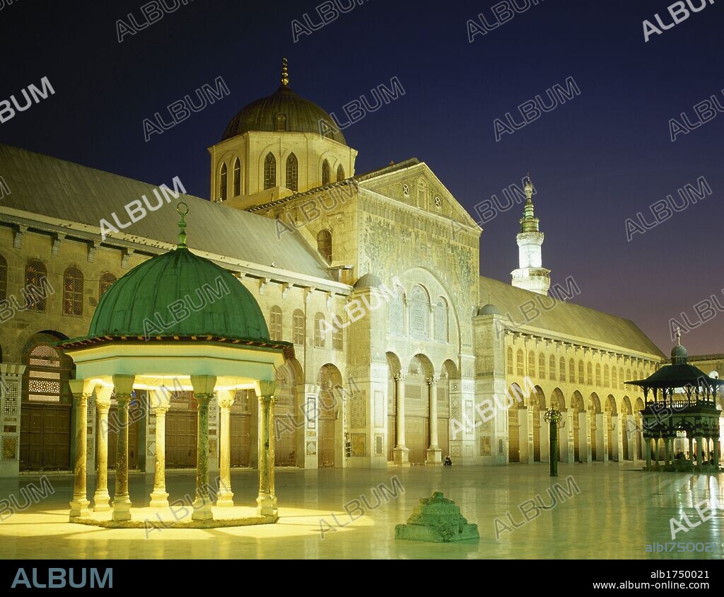 SIRIA. DAMASCO. Vista nocturna del patio de la MEZQUITA OMEYA, construida a principios del s. VIII. Destaca en primer término la fuente de abluciones y la fachada principal con rica decoración de mosaicos con motivos vegetales.