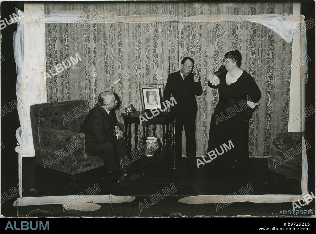 Madrid, enero de 1934. María Brú y Pepe Isbert ensayando ante el autor Pedro Muñoz Seca.