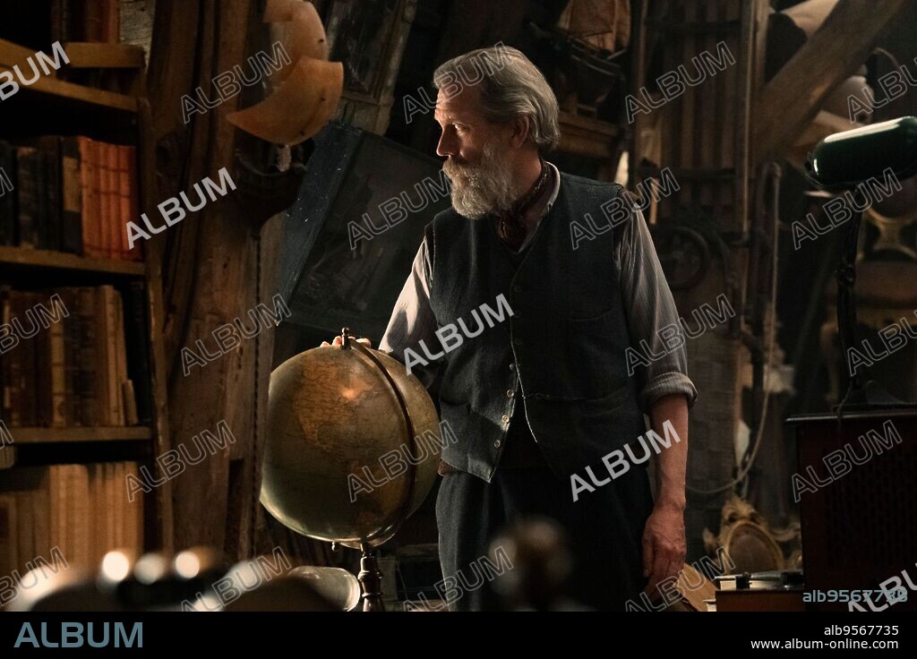 HUGH LAURIE en LA LUZ QUE NO PUEDES VER, 2023 (ALL THE LIGHT WE CANNOT SEE), dirigida por SHAWN LEVY. Copyright 21 LAPS ENTERTAINMENT.