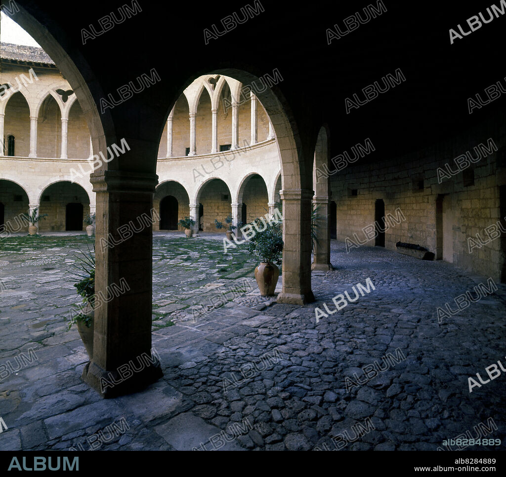 PEDRO SALVA-PERE SALVA-ARQUITECTO SIGLO XIV. PATIO CIRCULAR DEL CASTILLO DE BELLVER LEVANTADO POR JAIME II - SIGLO XIV - GOTICO ESPAÑOL.