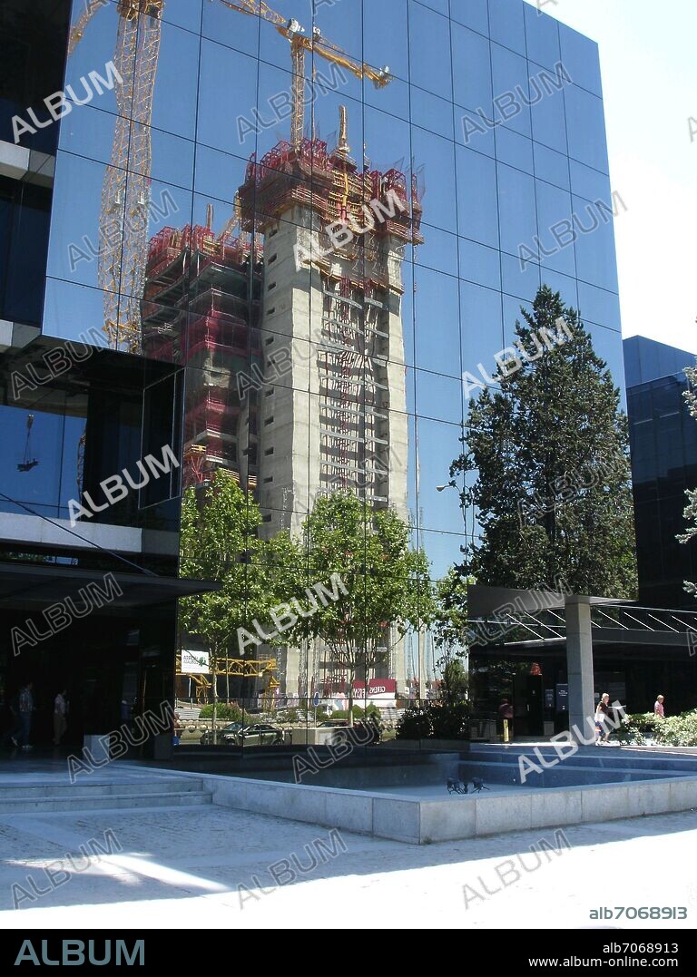TORRE CAJA MADRID CONOCIDA COMO TORRE REPSOL REFLEJADA EN UN EDIFICIO DEL PASEO DE LA CASTELLANA.