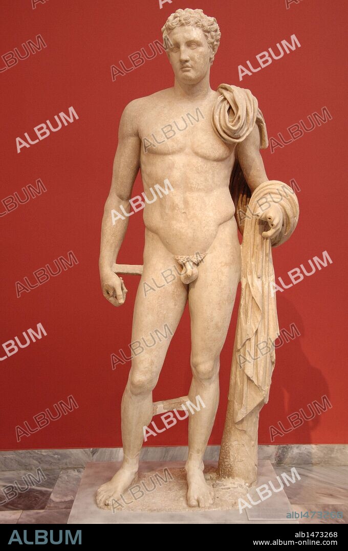 ARTE GRIEGO. GRECIA. Estatua del ATLANTE HERMES esculpida en mármol pentélico. Escultura funeraria de un joven representado como el dios Hermes. Localizada en Atlante, Phthiotis. Fechada en el s. II d. C. copiando las estatuas del s. IV a. C. con las características de Lisipo. Museo Arqueológico Nacional. Atenas. Grecia.
