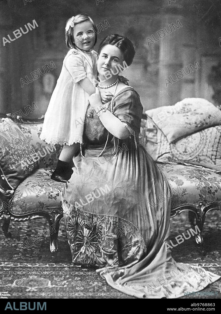 1914. La Reina Guillermina de Holanda con su Hija, la Princesa Juliana, Heredera del trono Charles Trampus.