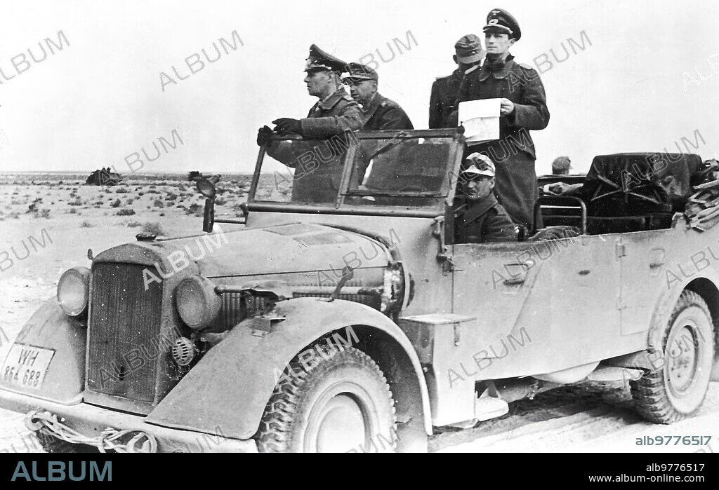 Norte de África, 1942. Segunda Guerra Mundial. El mariscal Erwin Rommel fotografiado en el desierto africano en 1942.