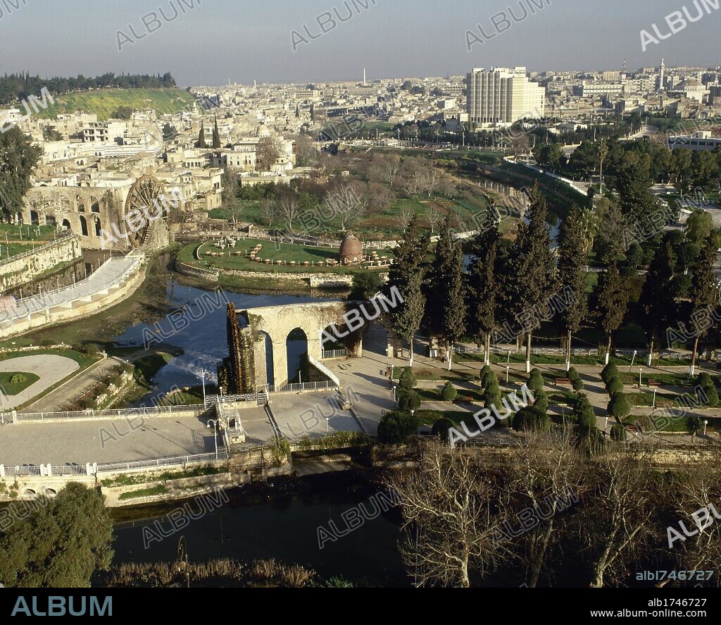 SIRIA. HAMA. Vista general de la ciudad, famosa por sus jardines regados por el río Orontes y sus numerosas norias de origen medieval.