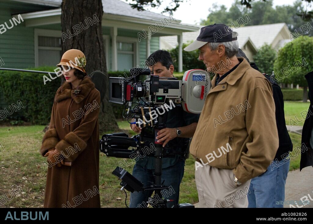 ANGELINA JOLIE y CLINT EASTWOOD en EL INTERCAMBIO, 2008 (CHANGELING), dirigida por CLINT EASTWOOD. Copyright IMAGINE ENTERTAINMENT/MALPASO PRODUCTIONS.