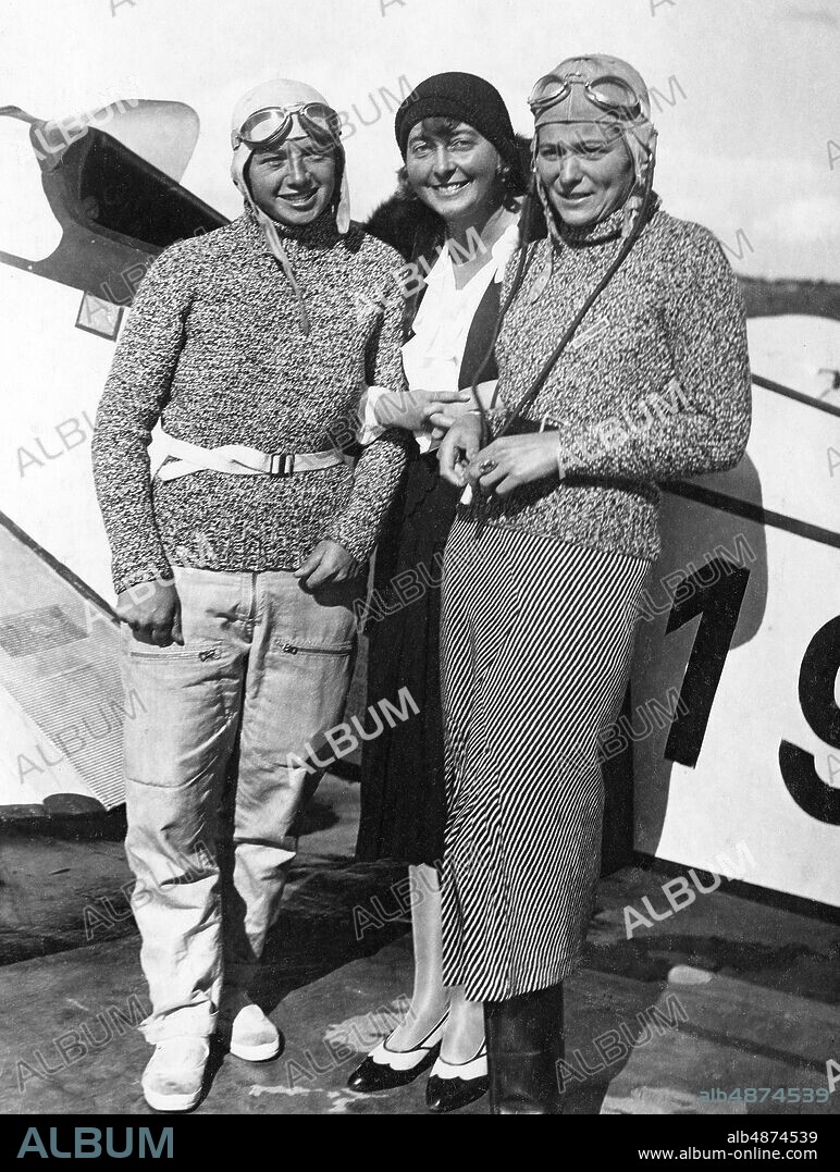 GERMANY BERLIN around 1930. Orig. caption ... GERMANY'S BEST PILOTINS IN STAKE. A snapshot of the airport in Staaken, where the technical competitions for the German flight are currently taking place, in which two of the best German pilots are actively participating, namely Liesel Bach, in the picture on the left and Elli Beinhorn, in the picture on the right. In the middle is Thea Rasche, the well-known German aviator. Photo: Scherls Bilderdienst / AB Text & Bilder / SVT / Code: 5600 Folder: Beinhorn, Elli Trio Knitwear Long-distance pilots Aviation pioneers persons: LIESEL BACH; ELLY BEINHORN; THEA RASCHE sites: GERMANY; BERLIN PhotoDate: 193? - ?? - ??.