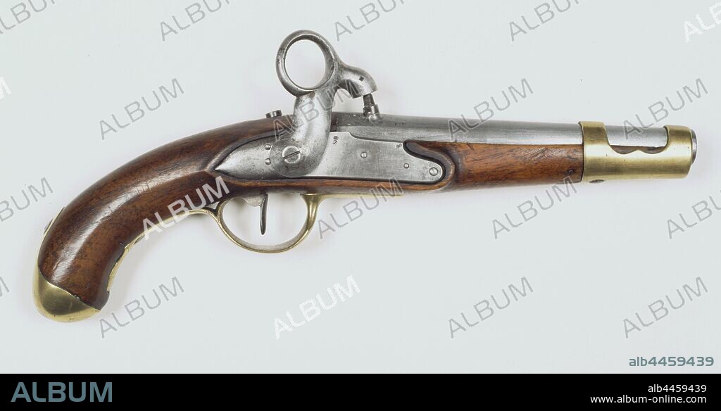 Percussion army pistol model M 1815, Percussion army pistol model M 1815. Smooth, round barrel, which merges with the chamber in a five-sided section. A percussion fireplace has been inserted at the top of the room. On the tail piece of the barrel: M 1815. Marked on the barrel: 1816, GB. Slot: Percussion slot. The rooster has a large ring for the thumb at the top. Marked on the lock plate: D (crown above). Wood: walnut. Fittings: brass. At the front of the drawer is a cut-away sleeve, which serves to secure the barrel, counter lock plate, trigger guard, butt cap., anonymous, Netherlands, c. 1815 - c. 1816, kolf, lade, kolfkap, ladeband, trekkerbeugel, loop, slot, l 38 cm l 20.6 cm d 17 mm.
