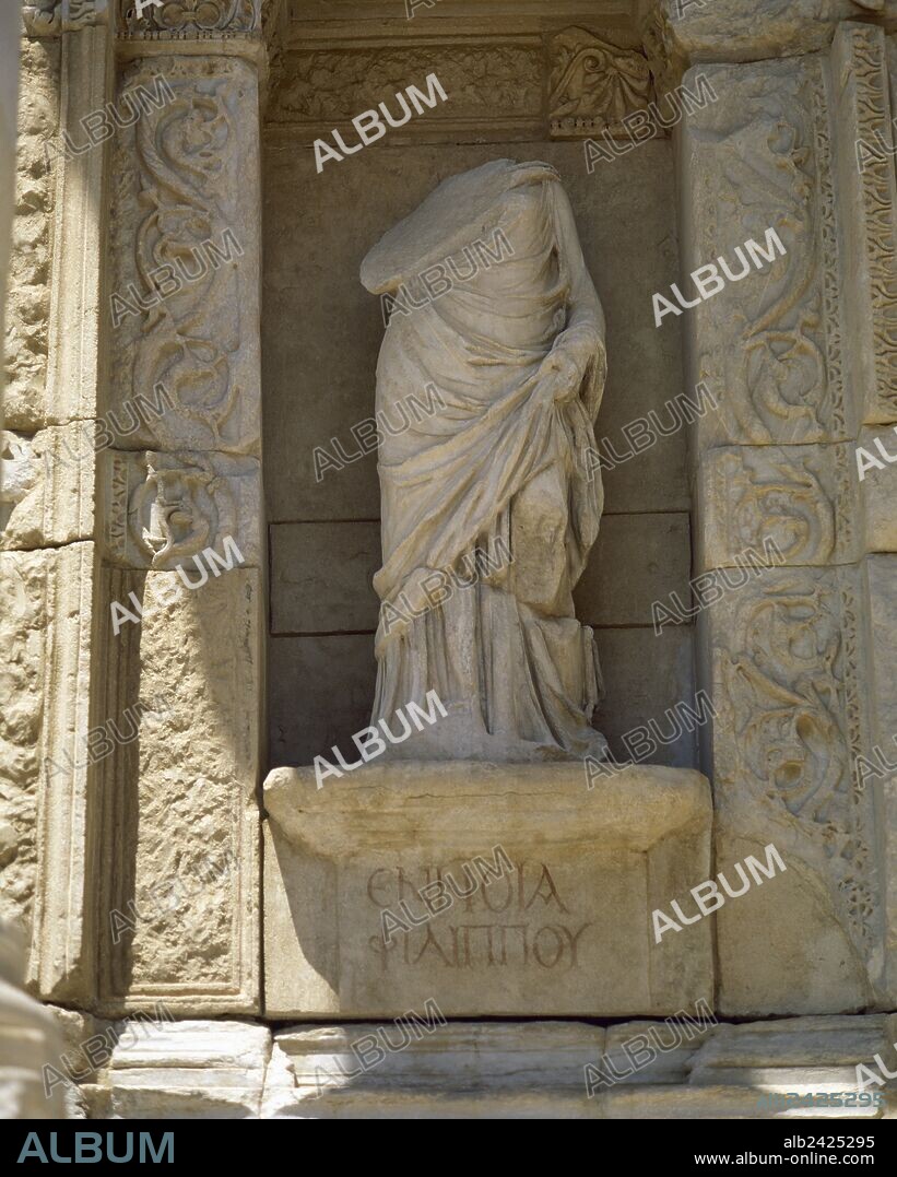 Turkey. Izmir province. Ephesus. Library of Celsus. Roman building. It was constructed in honour of the Roman Senator Tiberius Julius Celsus Polemaeanus, 2nd century AD. Facade. Statue in the niche which symbolizes the Intelligence (Ennoia). These are the virtues of Celsus. They are copies of the originals. Anatolia.